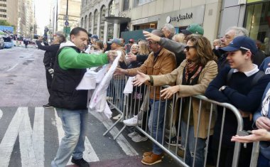 14 Ekim 2024, New York, ABD: Batı 44. Cadde & 5. Cadde 'den gelen 80. Geleneksel Kolomb Günü Geçit Töreni' nde İtalyan kültürünün insanlar caddede sıraya girdiğini gösteren danslar, kostümler ve şamandıralar sergileniyor (Julia Mineeva / thenews2)