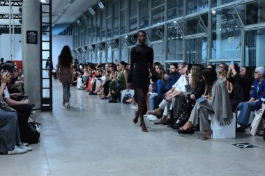 Sao Paulo (SP), Brezilya 10 / 15 / 2024 - Sao Paulo Moda Haftası 'nın ikinci gününde Sao Paulo' da misafirlere çiçek sunan Lily Sarty marka şovunun özetleri, (leandro chemalle / thenews2)