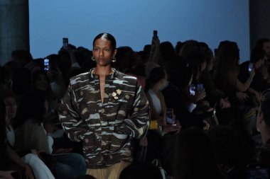 Sao Paulo (SP), Brezilya 10 / 15 / 2024 - Sao Paulo Moda Haftası 'nın ikinci gününde Sao Paulo' da misafirlere çiçek sunan Lily Sarty marka şovunun özetleri, (leandro chemalle / thenews2)