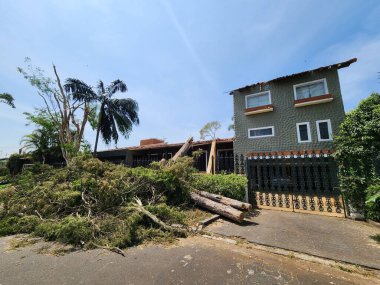 Cotia (SP), Brezilya 10 / 15 / 2024 - Cotia kentindeki Jardim da Gloria mahallesi hala elektriksiz, 11 Cuma (leco viana / theenews2) günü bu yağmurda pek çok ağaç, direk ve sokak kapalı durumda)