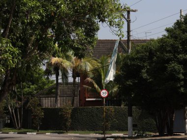 Cotia (SP), Brezilya 10 / 15 / 2024 - Cotia kentindeki Jardim da Gloria mahallesi hala elektriksiz, 11 Cuma (leco viana / theenews2) günü bu yağmurda pek çok ağaç, direk ve sokak kapalı durumda)