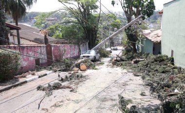 Cotia (SP), Brezilya 10 / 15 / 2024 - Cotia kentindeki Jardim da Gloria mahallesi hala elektriksiz, 11 Cuma (leco viana / theenews2) günü bu yağmurda pek çok ağaç, direk ve sokak kapalı durumda)