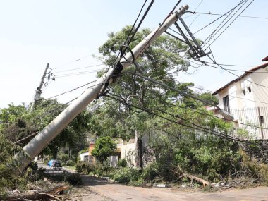 Cotia (SP), Brezilya 10 / 15 / 2024 - Cotia kentindeki Jardim da Gloria mahallesi hala elektriksiz, 11 Cuma (leco viana / theenews2) günü bu yağmurda pek çok ağaç, direk ve sokak kapalı durumda)