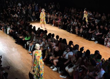 Sao Paulo (SP), Brezilya 10 / 16 / 2024 - Bahia eyaletine Deborah Secco, Beto Jamaica ve Sheila Mello, Cris Vianna ve diğerleri gibi pek çok konuk getiren Menino Rei marka şovu. (Leco Viana / Newws2)