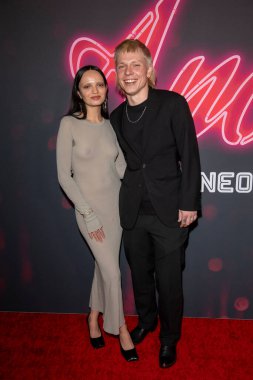 15 Ekim 2024, New York, New York, ABD: (L-R) Ava Maria ve Anton Bitter 15 Ekim 2024 'te New York' ta Regal Times Meydanı 'ndaki 