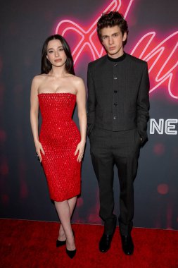 15 Ekim 2024, New York, New York, ABD: (L-R) Mikey Madison ve Mark Eydelshteyn Regal Times Meydanı 'ndaki 