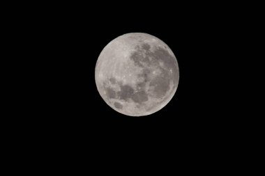 Rio de Janeiro (RJ), 10 / 17 / 2024 - SUPERMOON / FULL MOON / Bright Moon - Süper Ay sırasında, Rio de Janeiro 'da 17 Ekim 2024 tarihinde görülen bir astronoma göre ay yaklaşık% 15 daha büyük ve% 30 daha parlak hale gelir. (erica martin / thenews2)