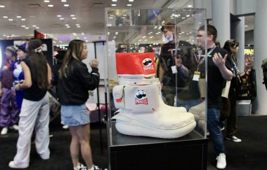 17 Ekim 2024, New York, ABD: The New York Comic Con 2024 'ün kalabalık ilk günü 17-20 Ekim 2024 tarihleri arasında Manhattan, New York' taki Javits Kongre Merkezi 'nde gerçekleşti. (niyi fote / the new ws2)