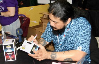 17 Ekim 2024, New York, ABD: Kaiji Tang, anime ve video oyunu karakterleri için 40 yaşındaki Çinli ses oyuncusu The New York Comic Con 2024 'ün kalabalık ilk gününde hayranlara imza dağıttı (niyi fote / theenews2)