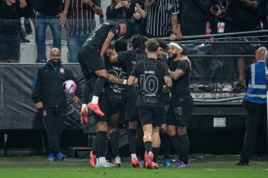 Sao Paulo (SP), Brezilya 10 / 17 / 2024 - Caca, Brezilya Futbol Şampiyonası 'nın 30. turu (ronaldo barreto / theenews2) için geçerli olan Corinthians ve Athletico-PR arasındaki maçtaki golünü kutluyor)
