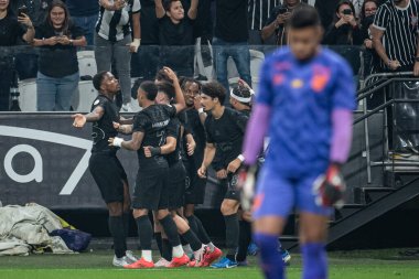 Sao Paulo (SP), Brezilya 10 / 17 / 2024 - Caca, Brezilya Futbol Şampiyonası 'nın 30. turu (ronaldo barreto / theenews2) için geçerli olan Corinthians ve Athletico-PR arasındaki maçtaki golünü kutluyor)