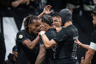 Sao Paulo (SP), Brezilya 10 / 17 / 2024 - Memphis Depay, Brezilya Futbol Şampiyonası 'nın 30. turu (ronaldo barreto / theenews2) için geçerli olan Corinthians ve Athletico-PR arasındaki maçtaki golünü kutluyor)