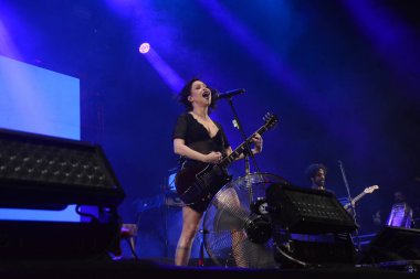 NATAL (NR), Brezilya 10 / 18 / 2024 - Singer Pitty, 18 Ekim 2024 Cuma gecesi Natal kentinde düzenlenen MADA Festivali sırasında. (Fotoğraf: Jos Aldenir / Thenews2 / Depozito Fotoğrafları) 