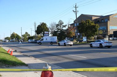 Brampton, Ontario, Kanada 'da meydana gelen toplu çatışmada bir kadın öldü, iki kadın ve bir erkek yaralandı. 19 Ekim 2024, Brampton, CA: Cumartesi sabahı saat 06: 06 sularında bir aracın içindeki şüpheliler dört kurbana ateş açtı. 