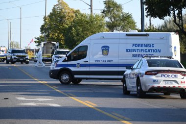 Brampton, Ontario, Kanada 'da meydana gelen toplu çatışmada bir kadın öldü, iki kadın ve bir erkek yaralandı. 19 Ekim 2024, Brampton, CA: Cumartesi sabahı saat 06: 06 sularında bir aracın içindeki şüpheliler dört kurbana ateş açtı. 