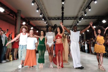 Sao Paulo (SP), 10 / 18 / 2024 - SPFW N58 / SHOW / FASHION Yaratıcı Yönetmenler Vinicius Santana ve Patrick Fortuna, şarkıcı Mariana Sena (Leandro Chemalle / Thenews2) 