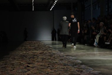 Sao Paulo (SP), 10 / 19 / 2024 - Moda tasarımcısı Rafael Caetano, Sao Paulo Moda Haftası 'nın (SPFW) altıncı gününde karikatürist Mauricio de Sousa' ya saygılarını sundu. (Leandro Chemalle / Yeniler 2)