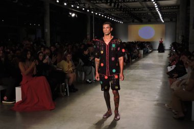 Sao Paulo (SP), 10 / 19 / 2024 - Sao Paulo Moda Haftası N58 'de bu Cumartesi akşamı Sao Paulo' daki Ibirapuera 'da Santa Resistencia defilesi. (Leandro Chemalle / Yeniler 2)