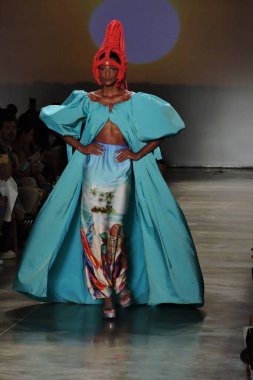 Sao Paulo (SP), 10 / 19 / 2024 - Sao Paulo Moda Haftası N58 'de bu Cumartesi akşamı Sao Paulo' daki Ibirapuera 'da Santa Resistencia defilesi. (Leandro Chemalle / Yeniler 2)