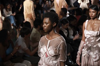 Sao Paulo (SP), 10 / 18 / 2024 - SPFW N58 / SHOW / FASHION Rebata Buzzo moda gösterisi Sao Paulo Moda Haftası, SPFW n58, bu Cuma Iguatemi alışveriş merkezinde gerçekleşecek. (Leco Viana / Newws2) 