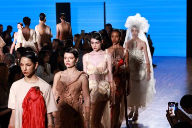 Sao Paulo (SP), 10 / 18 / 2024 - SPFW N58 / SHOW / FASHION Rebata Buzzo moda gösterisi Sao Paulo Moda Haftası, SPFW n58, bu Cuma Iguatemi alışveriş merkezinde gerçekleşecek. (Leco Viana / Newws2) 