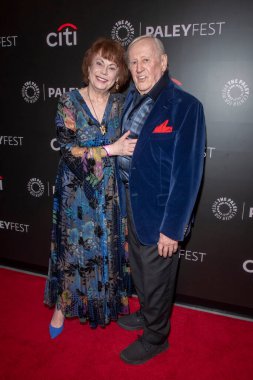 17 Ekim 2024, New York, ABD: (L-R) Heather Summerhayes Cariou ve Len Cariou PaleyFest 2024 'te Paley Müzesi' nde (M10 'lar / Thenews2)