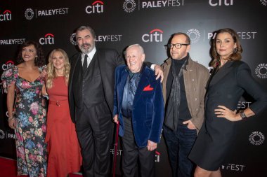 17 Ekim 2024, New York, ABD: (L-R) Marisa Ramirez, Vanessa Ray, Tom Selleck, Len Cariou, Donnie Wahlberg ve Bridget Moynahan PaleyFest 2024 (M10 / Thenews2)