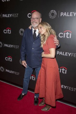 17 Ekim 2024, New York, New York, ABD: (L-R) Showrunner and Executive Producer Kevin Wade ve Vanessa Ray PaleyFest 2024 sırasında Paley Müzesi 'nde (M10' lar / Thenews2)