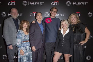 NEW YORK, NEW YORK - OCTOBER 18, 2024: (L-R) Paul Thureen, Hannah Bos, Tim Bagley, Jeff Hiller, Mary Catherine Garrison ve Bridget Everett Paley Müzesi 'nde (m10s / Thenews2) 
