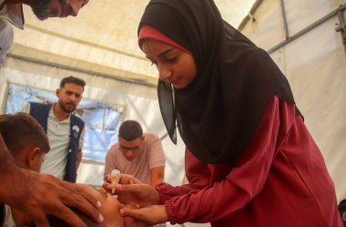 Filistinli Çocuklar Khan Yunis 'te Çocuk felci aşısının ikinci dozunu aldılar. 19 Ekim 2024, Han Yunus, Gazze, Filistin (niyi fote / theenews2)