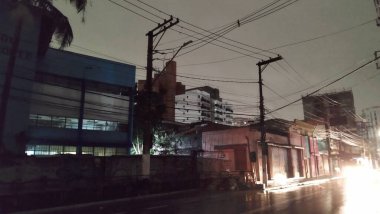Sao Paulo (SP), 10 / 20 / 2024 - Birçok mahalleyi karanlıkta bırakan fırtınadan bir haftadan uzun bir süre sonra, Sao Paulo 'nun Güney Bölgesi Santo Amaro sokakları elektriksiz kaldı (Leandro Chemalle / Thenews2) 