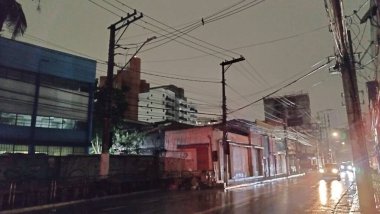 Sao Paulo (SP), 10 / 20 / 2024 - Birçok mahalleyi karanlıkta bırakan fırtınadan bir haftadan uzun bir süre sonra, Sao Paulo 'nun Güney Bölgesi Santo Amaro sokakları elektriksiz kaldı (Leandro Chemalle / Thenews2) 