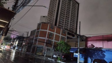 Sao Paulo (SP), 10 / 20 / 2024 - Birçok mahalleyi karanlıkta bırakan fırtınadan bir haftadan uzun bir süre sonra, Sao Paulo 'nun Güney Bölgesi Santo Amaro sokakları elektriksiz kaldı (Leandro Chemalle / Thenews2) 