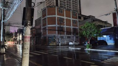 Sao Paulo (SP), 10 / 20 / 2024 - Birçok mahalleyi karanlıkta bırakan fırtınadan bir haftadan uzun bir süre sonra, Sao Paulo 'nun Güney Bölgesi Santo Amaro sokakları elektriksiz kaldı (Leandro Chemalle / Thenews2) 