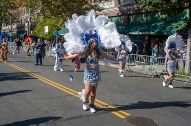 2024 Queens Bolivya Geçidi. 20 Ekim 2024, New York, ABD: Renkli kostümler içindeki katılımcılar Queens Bolivya Geçit Töreni sırasında 20 Ekim 2024 'te New York City' de gösteri yaptılar (M10 'lar / Thenews2)