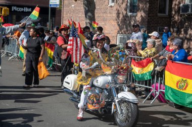 2024 Queens Bolivya Geçidi. 20 Ekim 2024, New York, ABD: Renkli kostümler içindeki katılımcılar Queens Bolivya Geçit Töreni sırasında 20 Ekim 2024 'te New York City' de gösteri yaptılar (M10 'lar / Thenews2)
