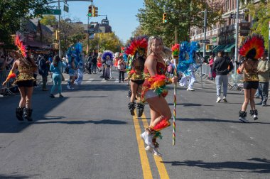 2024 Queens Bolivya Geçidi. 20 Ekim 2024, New York, ABD: Renkli kostümler içindeki katılımcılar Queens Bolivya Geçit Töreni sırasında 20 Ekim 2024 'te New York City' de gösteri yaptılar (M10 'lar / Thenews2)