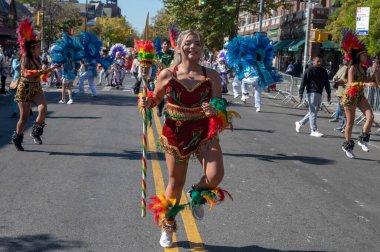 2024 Queens Bolivya Geçidi. 20 Ekim 2024, New York, ABD: Renkli kostümler içindeki katılımcılar Queens Bolivya Geçit Töreni sırasında 20 Ekim 2024 'te New York City' de gösteri yaptılar (M10 'lar / Thenews2)