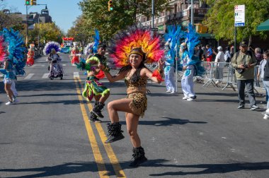 2024 Queens Bolivya Geçidi. 20 Ekim 2024, New York, ABD: Renkli kostümler içindeki katılımcılar Queens Bolivya Geçit Töreni sırasında 20 Ekim 2024 'te New York City' de gösteri yaptılar (M10 'lar / Thenews2)