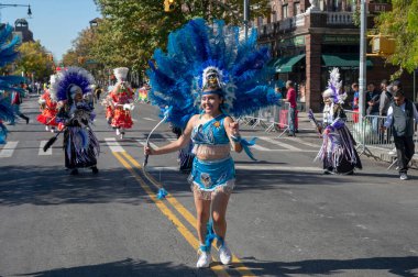 2024 Queens Bolivya Geçidi. 20 Ekim 2024, New York, ABD: Renkli kostümler içindeki katılımcılar Queens Bolivya Geçit Töreni sırasında 20 Ekim 2024 'te New York City' de gösteri yaptılar (M10 'lar / Thenews2)