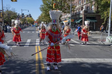 2024 Queens Bolivya Geçidi. 20 Ekim 2024, New York, ABD: Renkli kostümler içindeki katılımcılar Queens Bolivya Geçit Töreni sırasında 20 Ekim 2024 'te New York City' de gösteri yaptılar (M10 'lar / Thenews2)