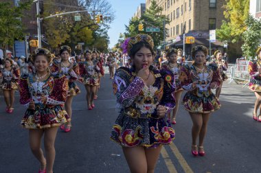 2024 Queens Bolivya Geçidi. 20 Ekim 2024, New York, ABD: Renkli kostümler içindeki katılımcılar Queens Bolivya Geçit Töreni sırasında 20 Ekim 2024 'te New York City' de gösteri yaptılar (M10 'lar / Thenews2)