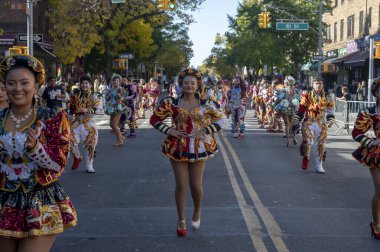 2024 Queens Bolivya Geçidi. 20 Ekim 2024, New York, ABD: Renkli kostümler içindeki katılımcılar Queens Bolivya Geçit Töreni sırasında 20 Ekim 2024 'te New York City' de gösteri yaptılar (M10 'lar / Thenews2)