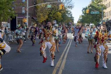 2024 Queens Bolivya Geçidi. 20 Ekim 2024, New York, ABD: Renkli kostümler içindeki katılımcılar Queens Bolivya Geçit Töreni sırasında 20 Ekim 2024 'te New York City' de gösteri yaptılar (M10 'lar / Thenews2)