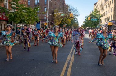 2024 Queens Bolivya Geçidi. 20 Ekim 2024, New York, ABD: Renkli kostümler içindeki katılımcılar Queens Bolivya Geçit Töreni sırasında 20 Ekim 2024 'te New York City' de gösteri yaptılar (M10 'lar / Thenews2)