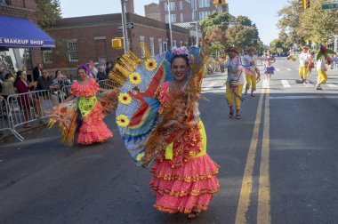 2024 Queens Bolivya Geçidi. 20 Ekim 2024, New York, ABD: Renkli kostümler içindeki katılımcılar Queens Bolivya Geçit Töreni sırasında 20 Ekim 2024 'te New York City' de gösteri yaptılar (M10 'lar / Thenews2)