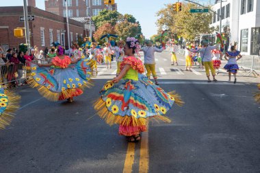 2024 Queens Bolivya Geçidi. 20 Ekim 2024, New York, ABD: Renkli kostümler içindeki katılımcılar Queens Bolivya Geçit Töreni sırasında 20 Ekim 2024 'te New York City' de gösteri yaptılar (M10 'lar / Thenews2)