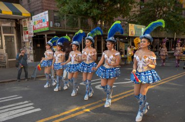 2024 Queens Bolivya Geçidi. 20 Ekim 2024, New York, ABD: Renkli kostümler içindeki katılımcılar Queens Bolivya Geçit Töreni sırasında 20 Ekim 2024 'te New York City' de gösteri yaptılar (M10 'lar / Thenews2)