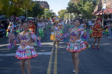 2024 Queens Bolivya Geçidi. 20 Ekim 2024, New York, ABD: Renkli kostümler içindeki katılımcılar Queens Bolivya Geçit Töreni sırasında 20 Ekim 2024 'te New York City' de gösteri yaptılar (M10 'lar / Thenews2)