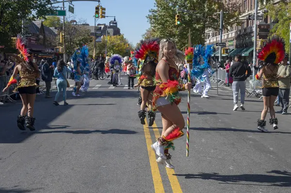 2024 Queens Bolivya Geçidi. 20 Ekim 2024, New York, ABD: Renkli kostümler içindeki katılımcılar Queens Bolivya Geçit Töreni sırasında 20 Ekim 2024 'te New York City' de gösteri yaptılar (M10 'lar / Thenews2)